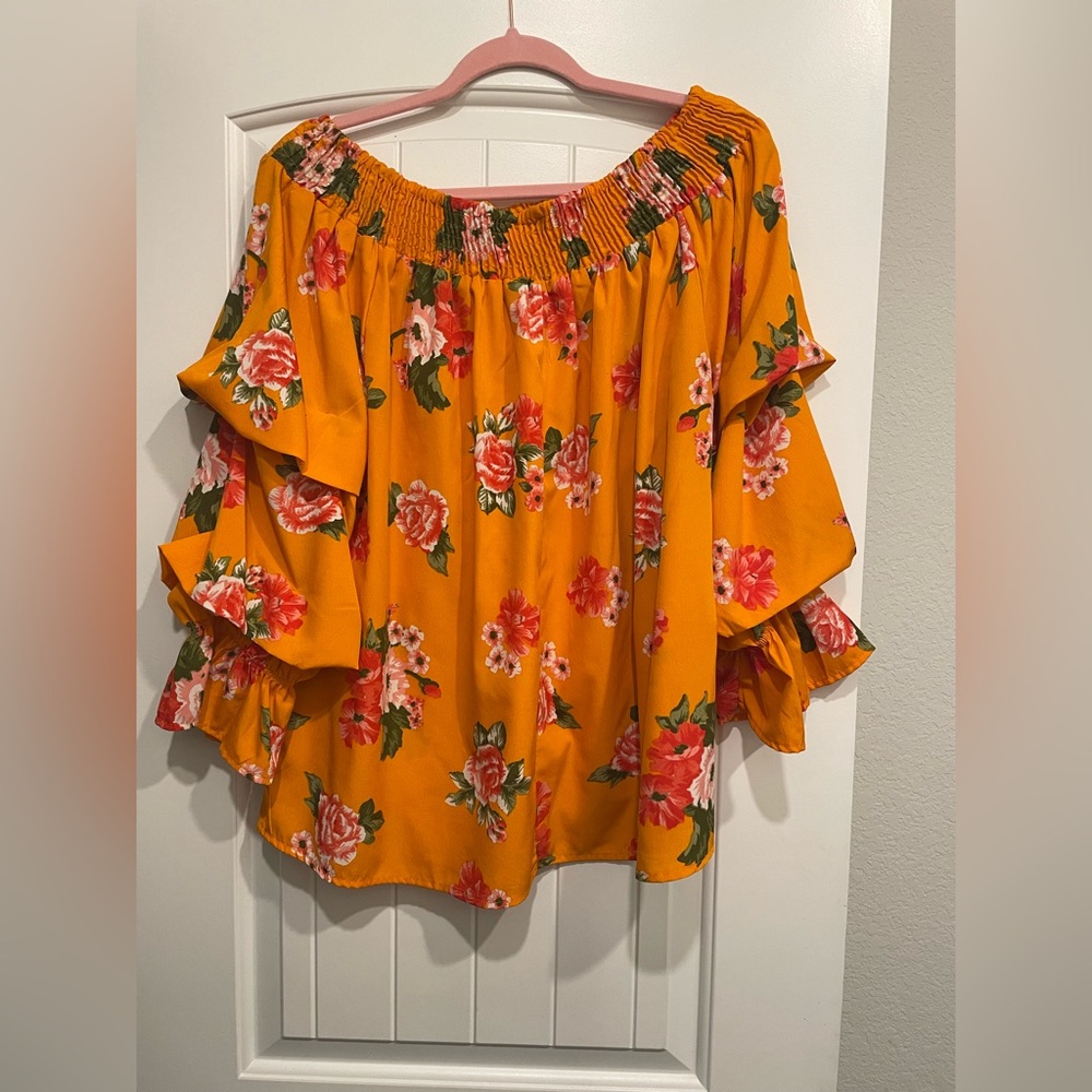 Love this orange floral top!